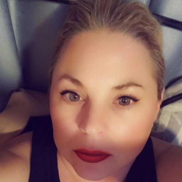 Meet your Posher, Stephanie - Picture 1 of 1